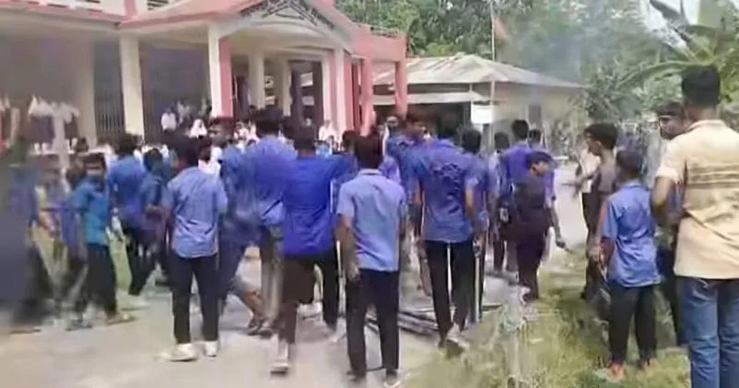 রামগতিতে কিশোর গ্যাং হামলায় শিক্ষার্থী আহত, বিক্ষোভ